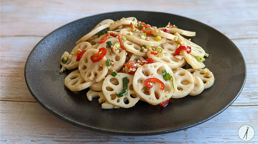 סלט שורש לוטוס בשום וצ'ילי – Liángbàn ǒu&nbsp;piàn